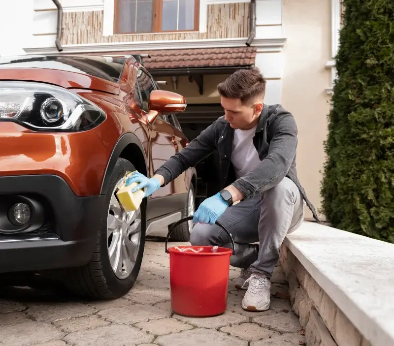 Lavage auto à domicile Brèves : professionnel intervenant sur un véhicule